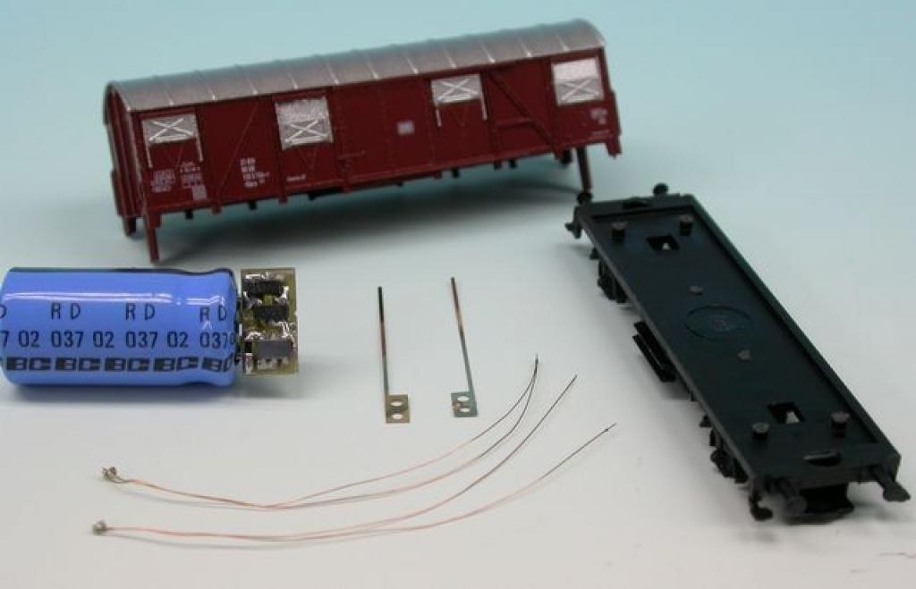 High Tech Modellbahnen 3000 - Güterwaggon mit rote