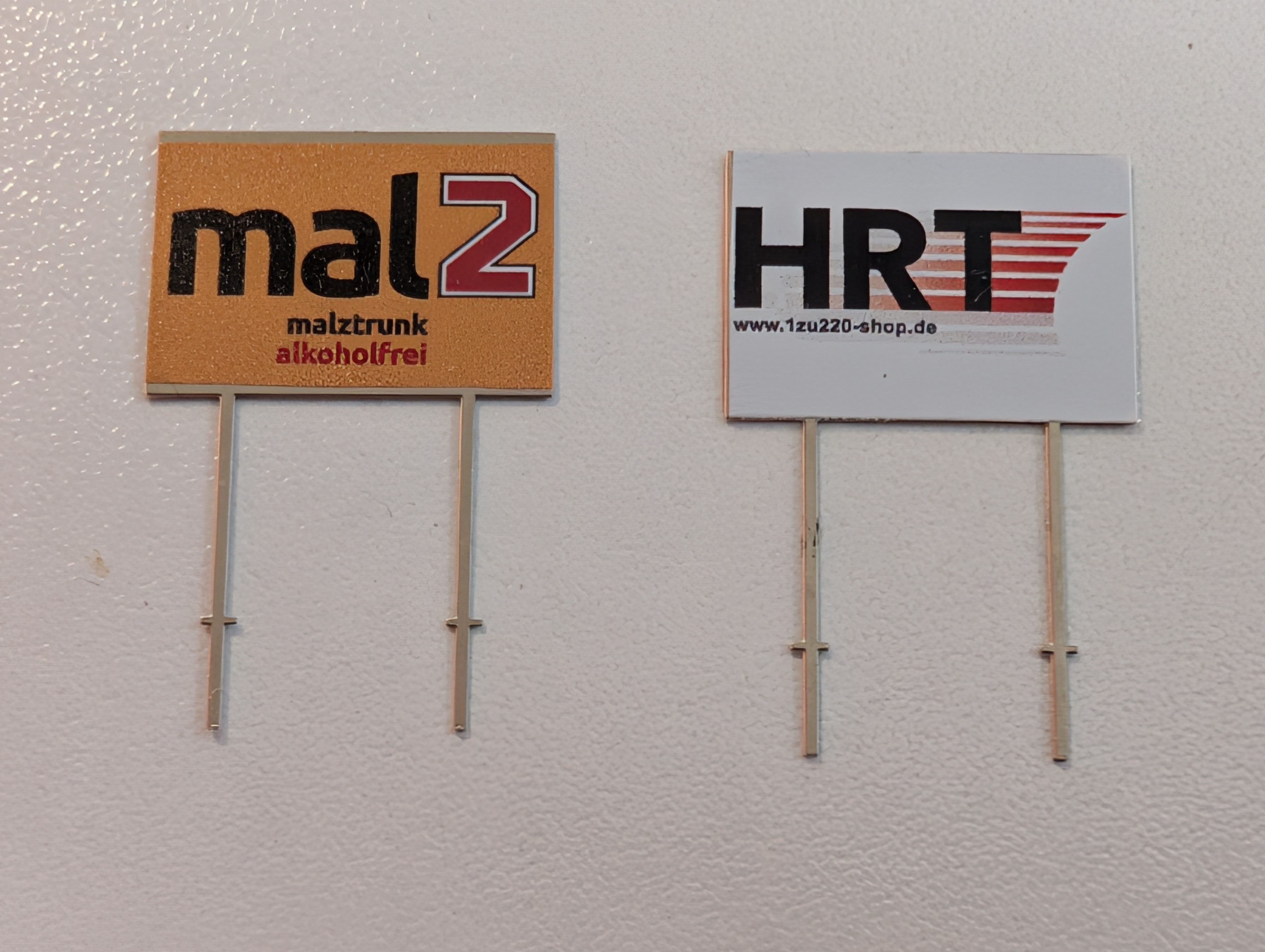 HOS PW 06 - Plakatwand beiseitig mit mal2 und shop